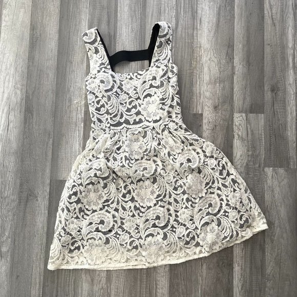 3/$30 ⭐️ Lace White Open Back Sleeveless Dress - Picture 3 of 5